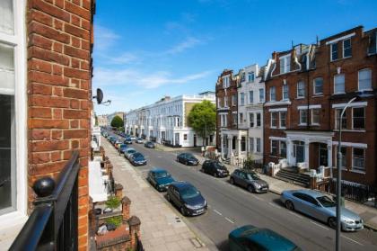 Stunning 2BR Home in West Kensington w/Balcony - image 1