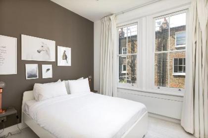 Stunning 2BR Home in West Kensington w/Balcony - image 10