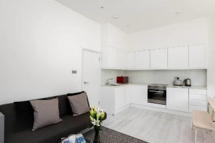 Stunning 2BR Home in West Kensington w/Balcony - image 19