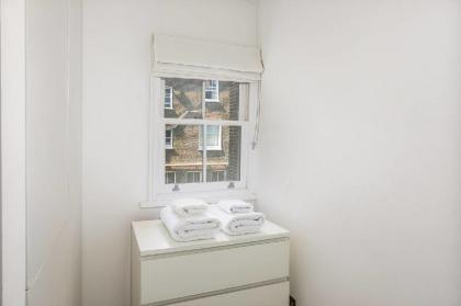 Stunning 2BR Home in West Kensington w/Balcony - image 4