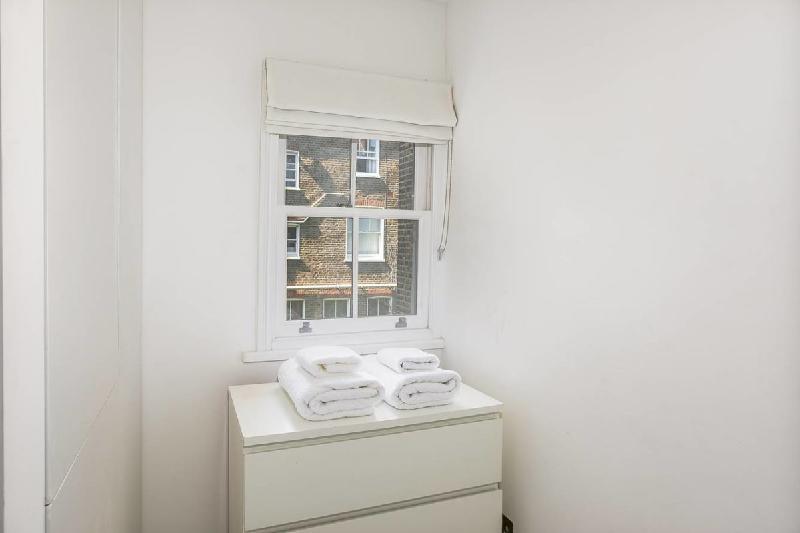 Stunning 2BR Home in West Kensington w/Balcony - image 4