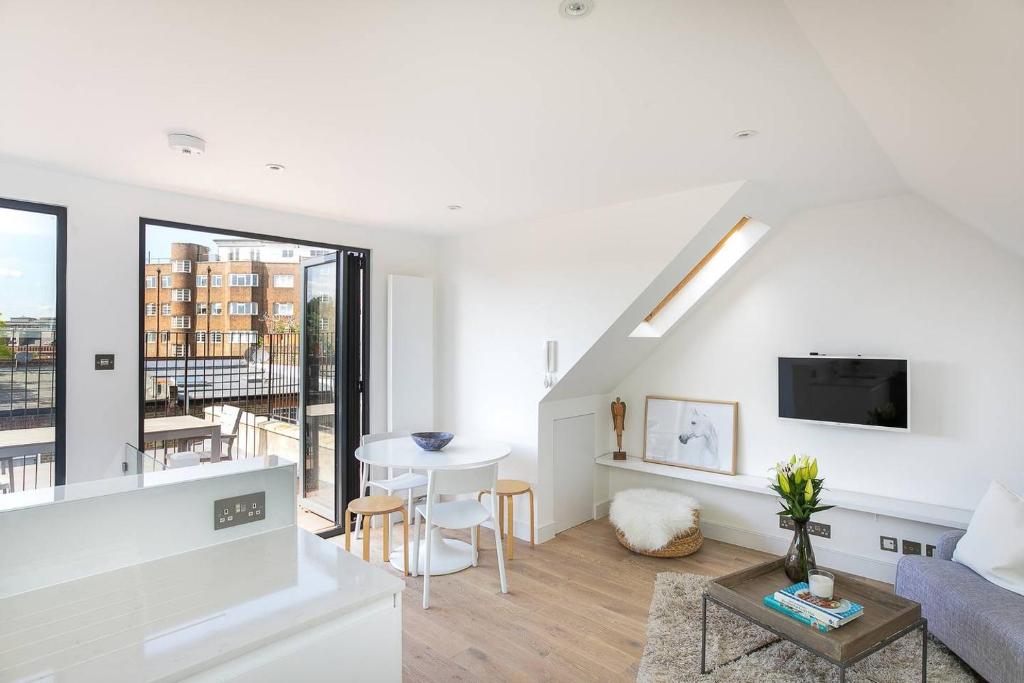 GuestReady - Top Floor West Kensington Home - main image