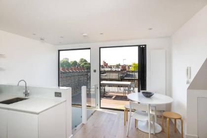 GuestReady - Top Floor West Kensington Home - image 14