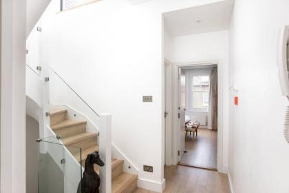 GuestReady - Top Floor West Kensington Home - image 18