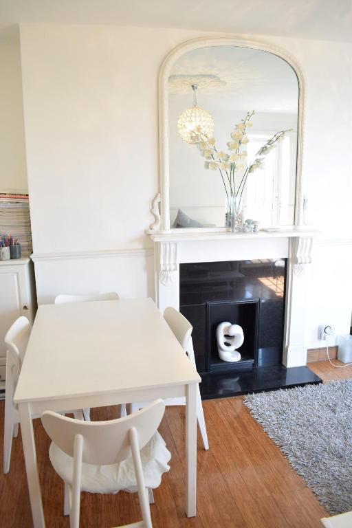 Stylish 2 Bedroom Apartment Between Camden Town Primrose Hill - image 6