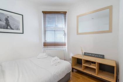 2BR Spacious Flat in West Kensington Fits 6! - image 11