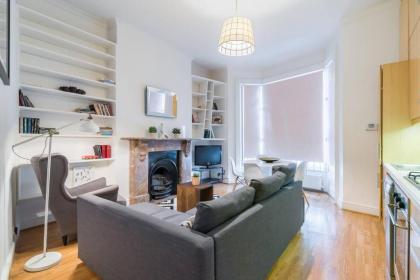 2BR Spacious Flat in West Kensington Fits 6! - image 13