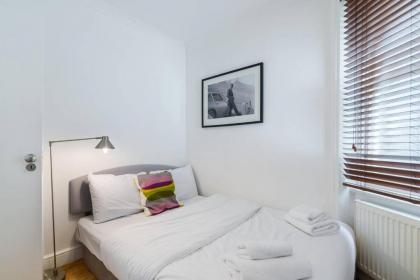 2BR Spacious Flat in West Kensington Fits 6! - image 14