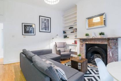 2BR Spacious Flat in West Kensington Fits 6! - image 15