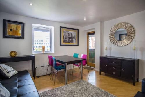 2 Bedroom Apartment in Central London - image 7