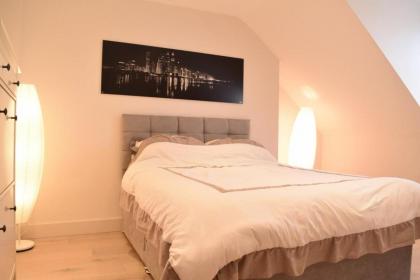 Stylish 2 Bed Apartment in West Hampstead - image 12