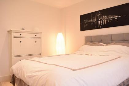 Stylish 2 Bed Apartment in West Hampstead - image 13