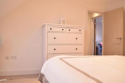 Stylish 2 Bed Apartment in West Hampstead - image 14