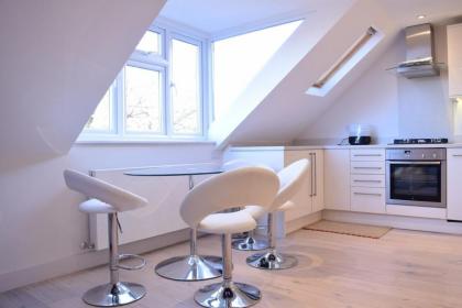 Stylish 2 Bed Apartment in West Hampstead - image 2