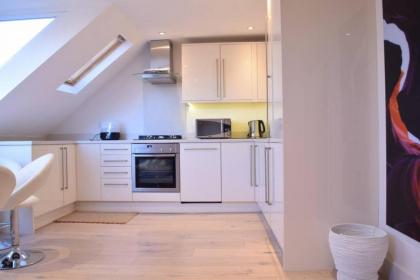 Stylish 2 Bed Apartment in West Hampstead - image 20