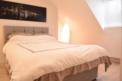 Stylish 2 Bed Apartment in West Hampstead - image 5