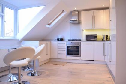 Stylish 2 Bed Apartment in West Hampstead - image 8