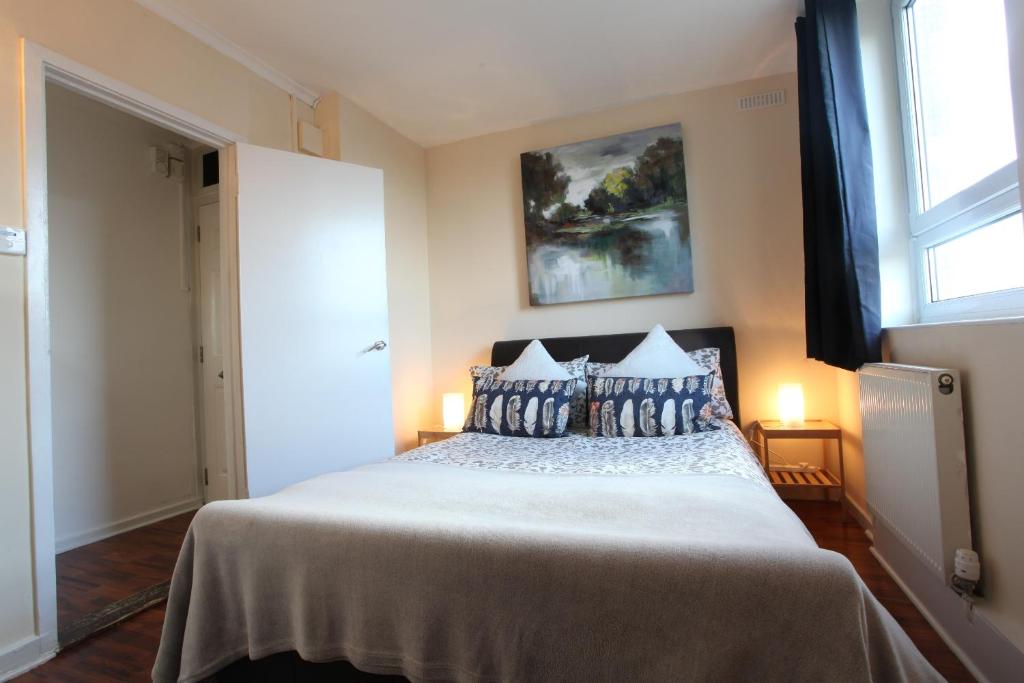 Chelsea off Kings Road One Bedroom Apartment with balcony - main image