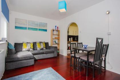 Homely 2 Bedroom House By Canary Wharf - image 1