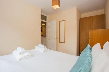 Homely 2 Bedroom House By Canary Wharf - image 10