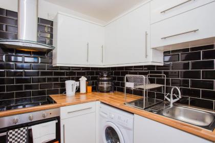Homely 2 Bedroom House By Canary Wharf - image 13