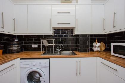 Homely 2 Bedroom House By Canary Wharf - image 14