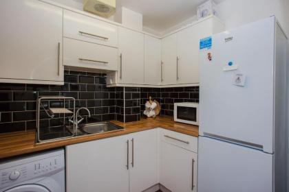 Homely 2 Bedroom House By Canary Wharf - image 15
