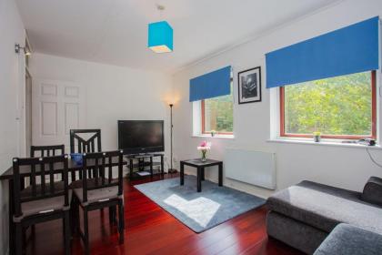 Homely 2 Bedroom House By Canary Wharf - image 16