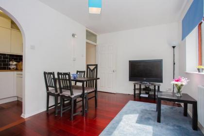 Homely 2 Bedroom House By Canary Wharf - image 17