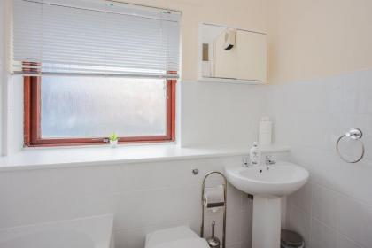 Homely 2 Bedroom House By Canary Wharf - image 2