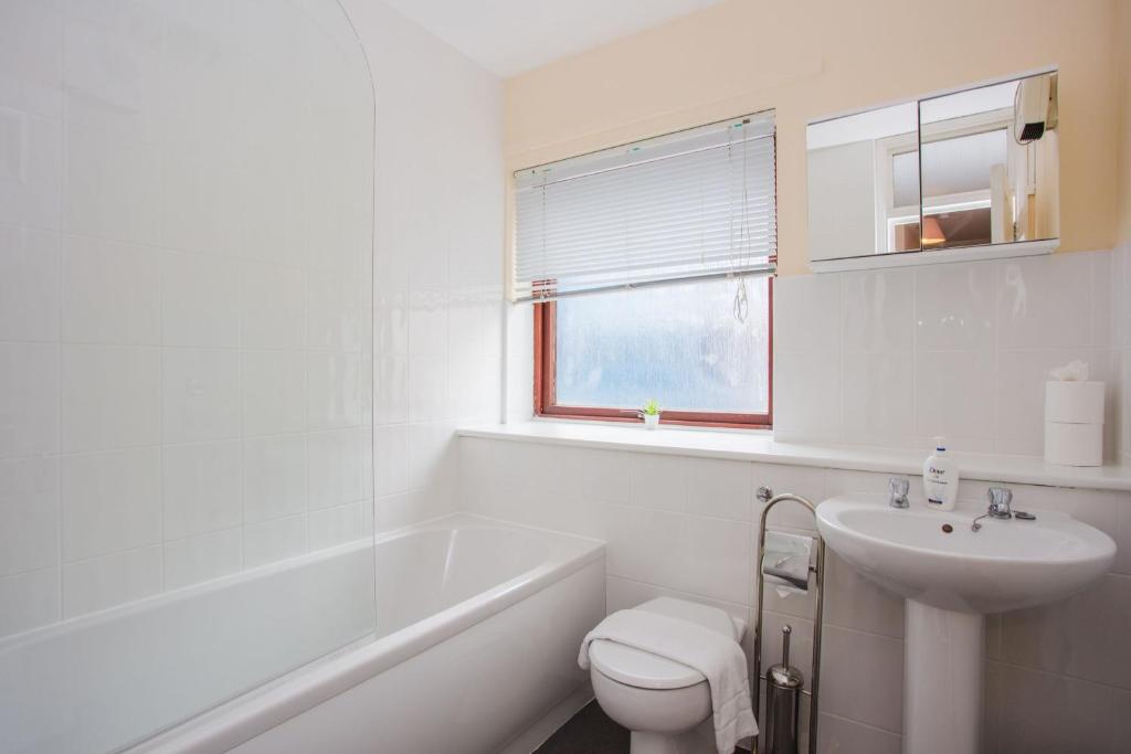 Homely 2 Bedroom House By Canary Wharf - image 4