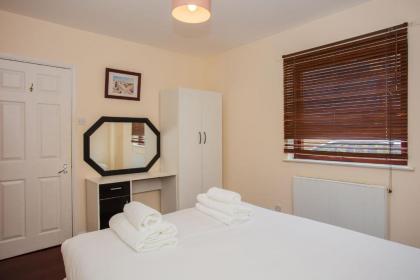 Homely 2 Bedroom House By Canary Wharf - image 6