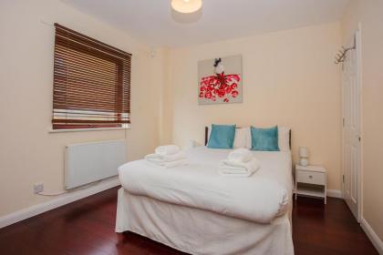 Homely 2 Bedroom House By Canary Wharf - image 8