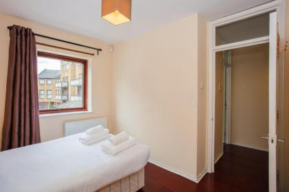 Homely 2 Bedroom House By Canary Wharf - image 9