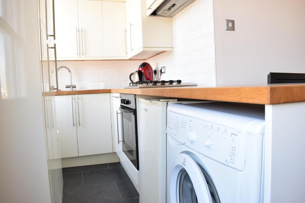 2 Bedroom Flat near Notting Hill - image 3