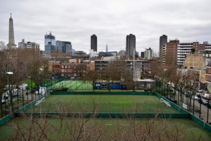 Contemporary 1 Bedroom Flat with Stunning London View - image 20