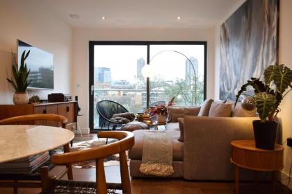 Contemporary 1 Bedroom Flat with Stunning London View - image 7