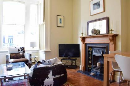 Charming 2 Bedroom Home 3 mins from Arsenal Station - image 8