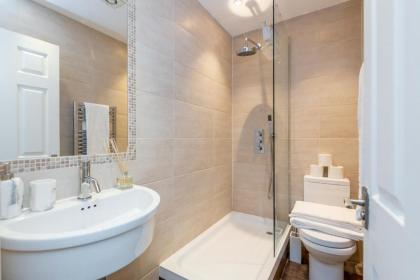 Elegant 3Bed Apartment in Kensington Olympia - image 13