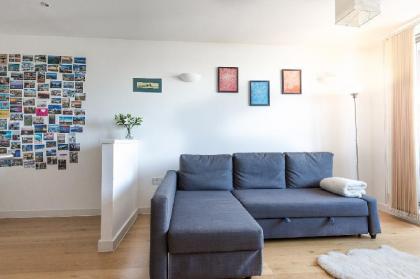 Modern 1 bedroom apartment in E1 with great views - image 13