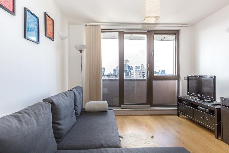 Modern 1 bedroom apartment in E1 with great views - image 2