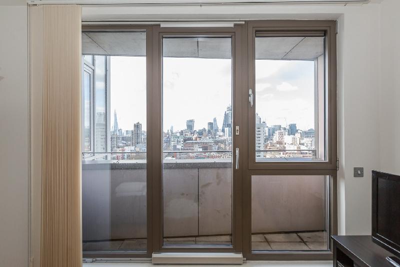 Modern 1 bedroom apartment in E1 with great views - image 3