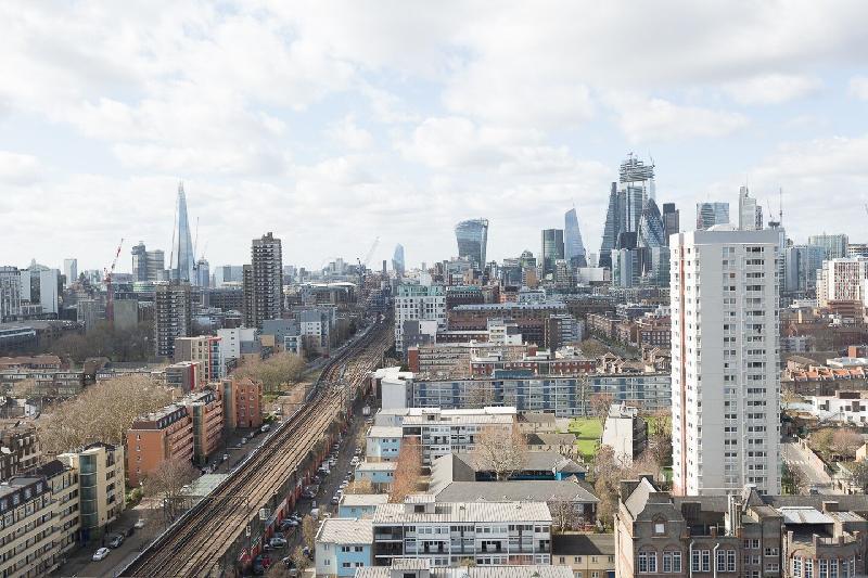 Modern 1 bedroom apartment in E1 with great views - image 5