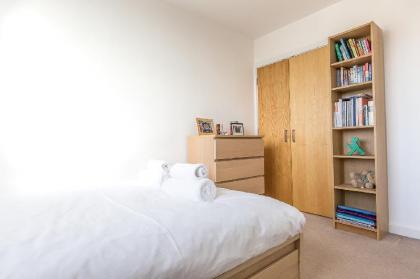 Modern 1 bedroom apartment in E1 with great views - image 9