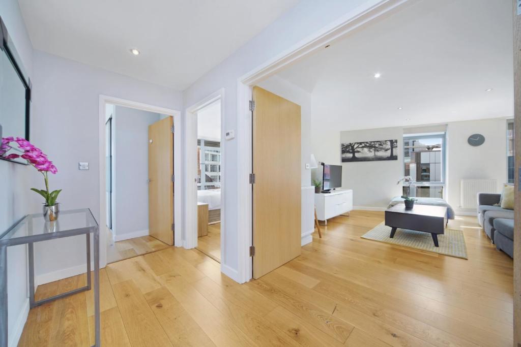 2 Bed Executive Penthouse near Liverpool Street FREE WIFI by City Stay Aparts London - image 6