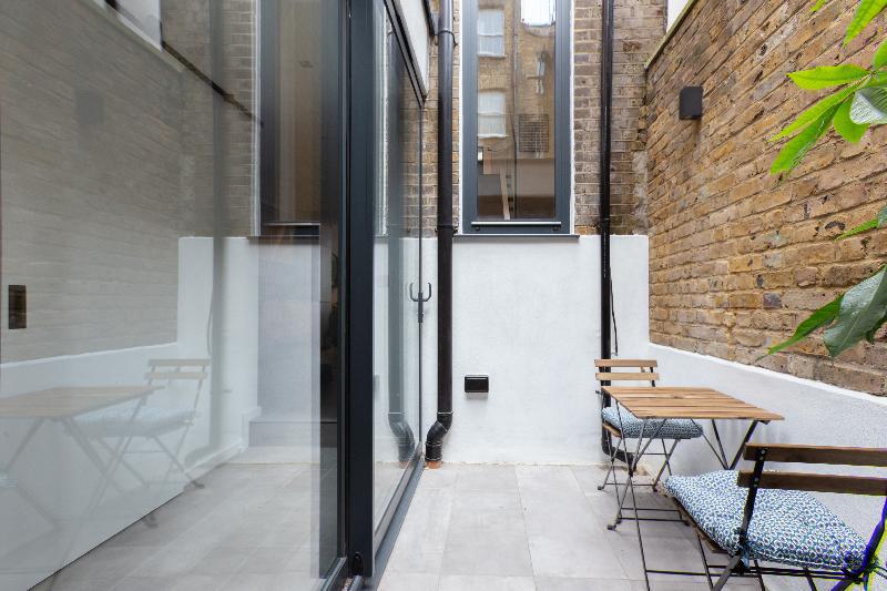 Stylish 3 bedroom House  Patio near Edgware Road - image 5