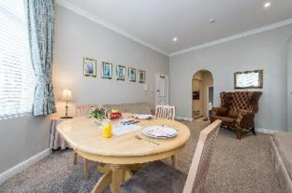 Chic Apartment-12 Minutes to Central London! - image 1