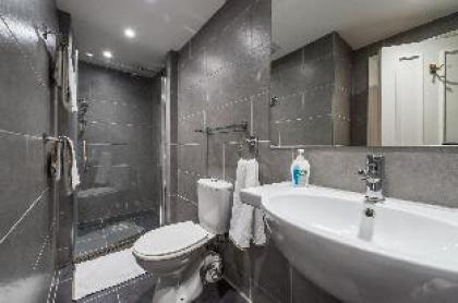 Beautiful Apartment-12 Minutes to Central London! - image 5