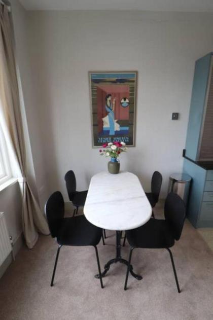 Stylish light-filled 1 Bedroom Flat In Hammersmith - image 10