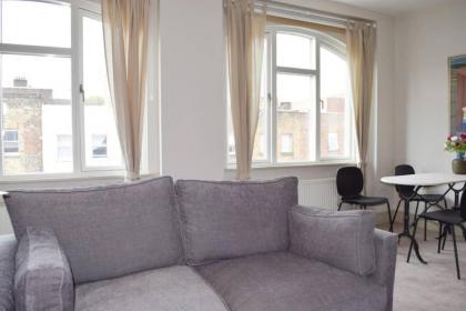 Stylish light-filled 1 Bedroom Flat In Hammersmith - image 2